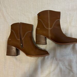 UGG leather light brown booties